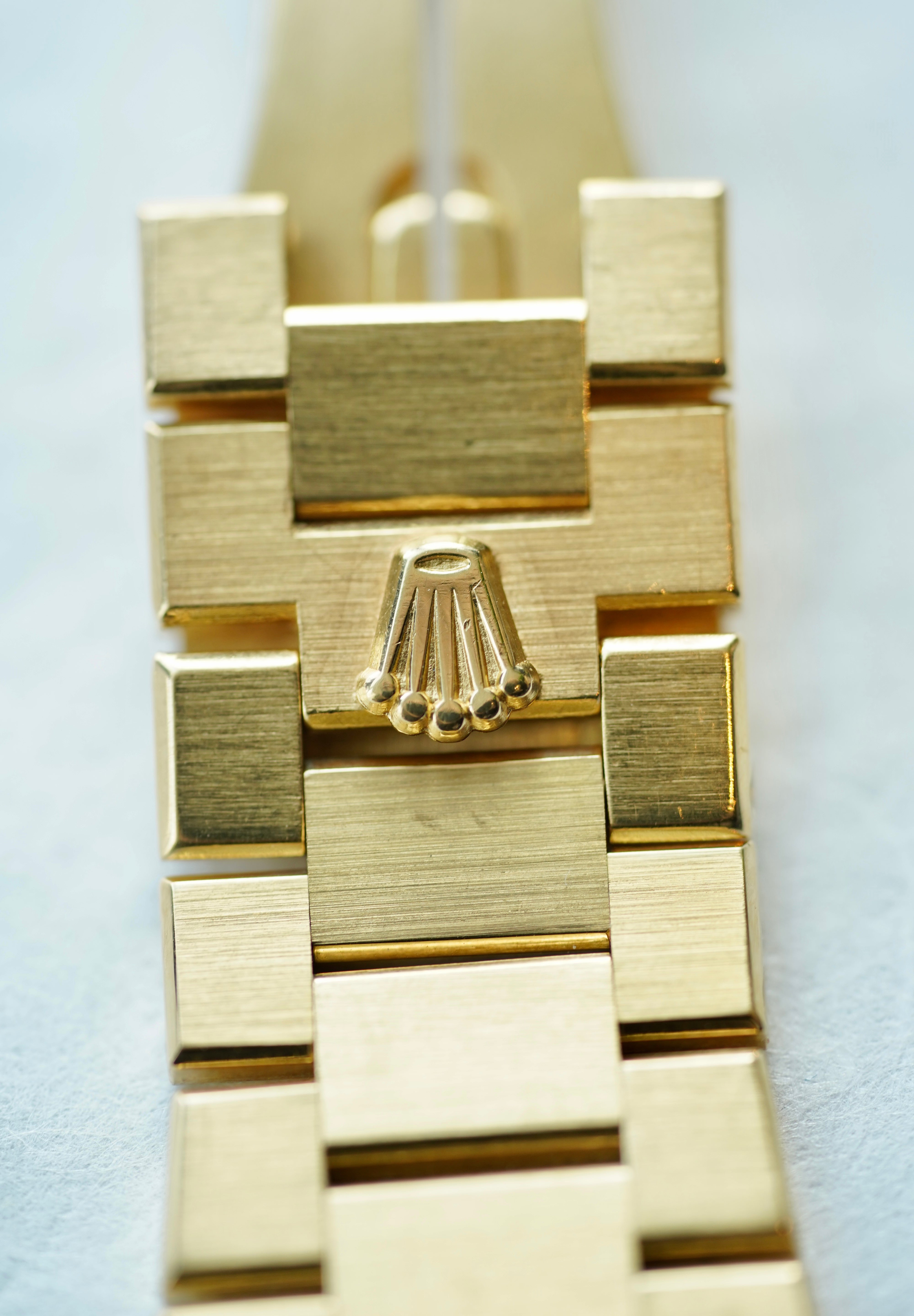 Rolex Cellini 4370 in Mother of Pearl dial